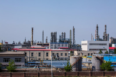 石油化工產(chǎn)業(yè)中的核心基石 化工廠與化工設備